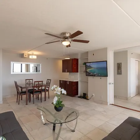 Newly Remodeled Corner Unit At The Waikiki Banyan With Diamond Head Views Condo